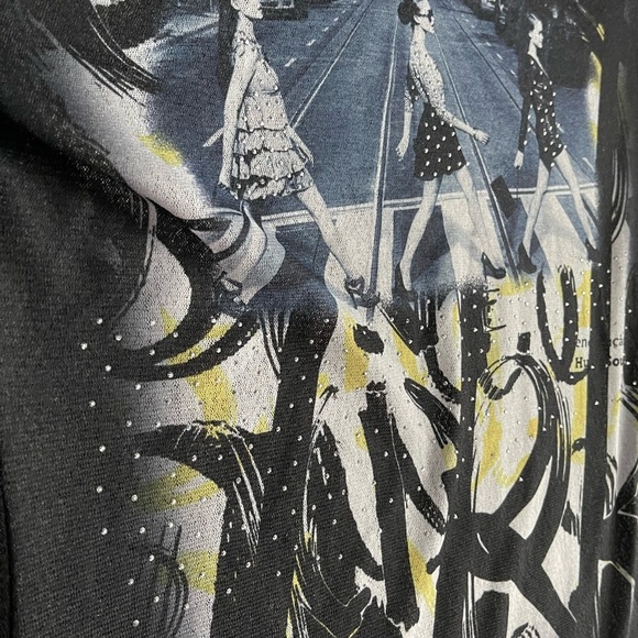 Chic Black Swim Coverup with Graphic Design - Picture 9 of 16